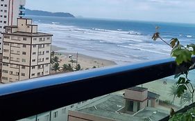 Requinte e conforto com móveis novos e vista mar
